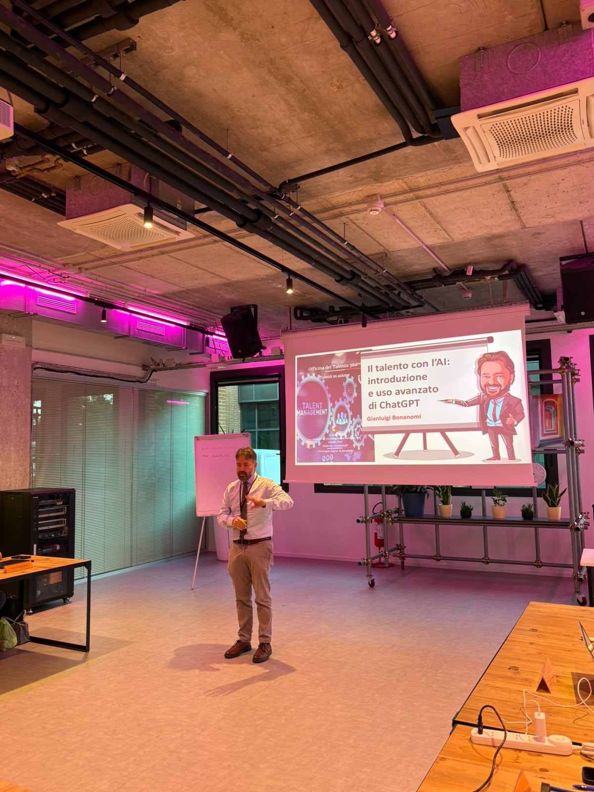 Gianluigi Bonanomi presenta Il talento con l’AI durante Officina del Talento 360